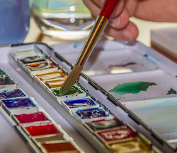 Aquarellfarben und Pinsel in der Nahaufnahme – Beispielmaterial im Kunstunterricht der KunstWerkstatt Dringenberg.